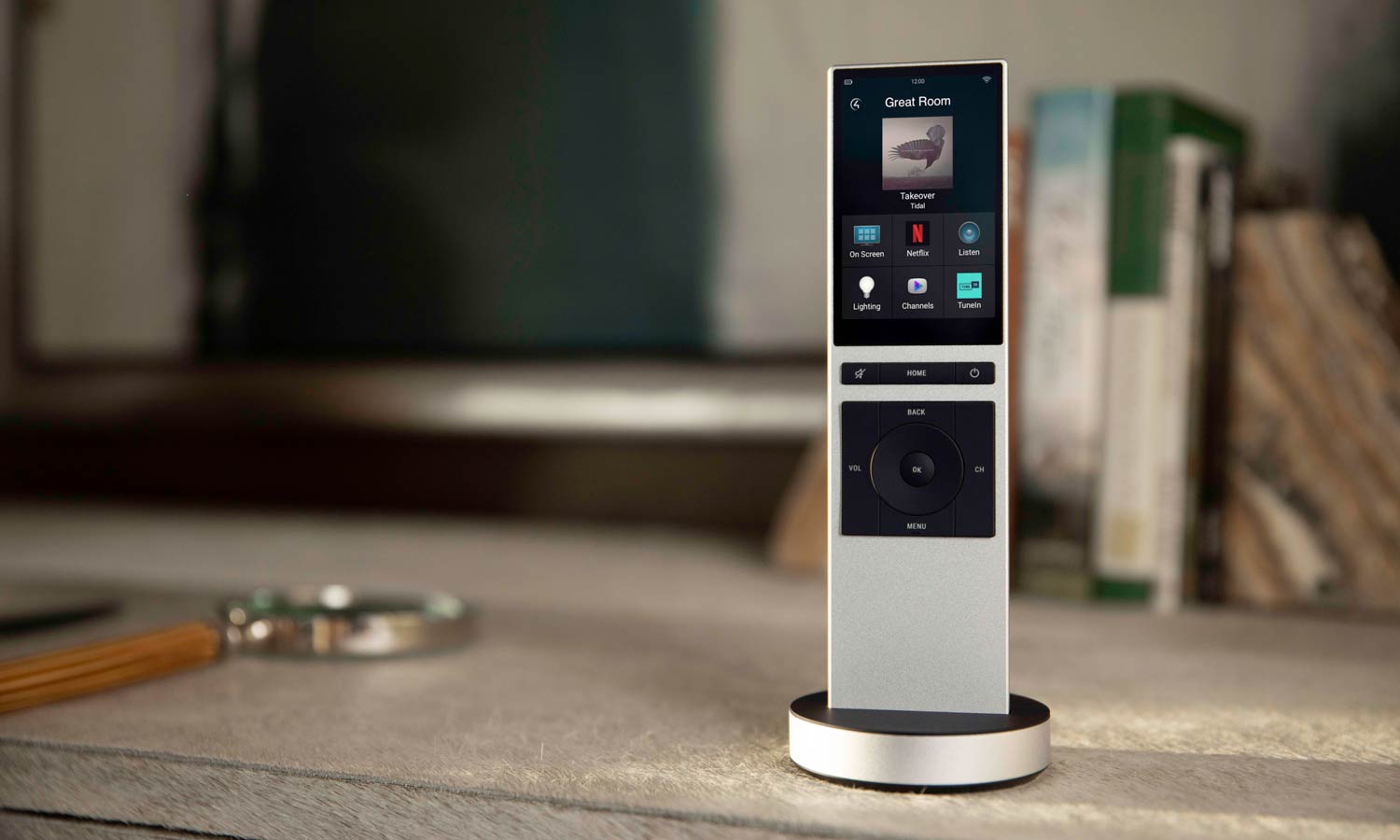 hand holding a phone